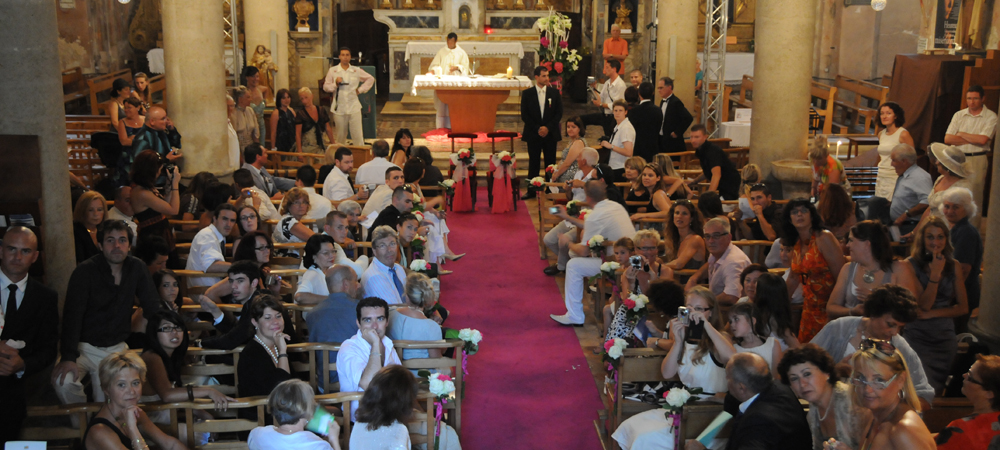Cérémonie de mariage religieux dans une église, avec les invités et les mariés devant l’autel